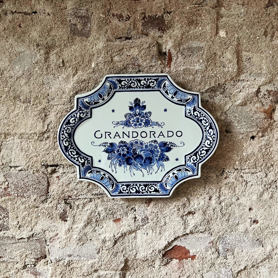 Jumping Amsterdam x Royal Delft: een gepersonaliseerd Delfts Blauw stalbord