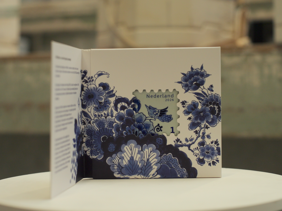 Primeur voor de Nederlandse postzegelgeschiedenis: PostNL lanceert eerste postzegel van Delfts Blauw keramiek