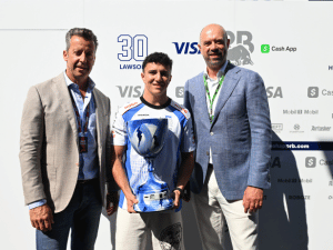 Royal Delft en de Formula 1 Heineken Dutch Grand Prix bieden Isack Hadjar een nieuwe trofee aan